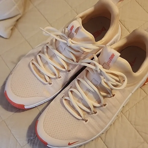 Nike Metcon Light Pink and Cream Trainers - Picture 2 of 7